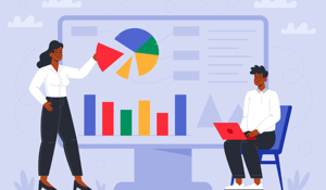 Deux professionnels analysant des graphiques et diagrammes colorés sur un grand écran, illustrant le pilotage RH augmenté et l’utilisation de la data pour améliorer la performance et l’attractivité employeur.